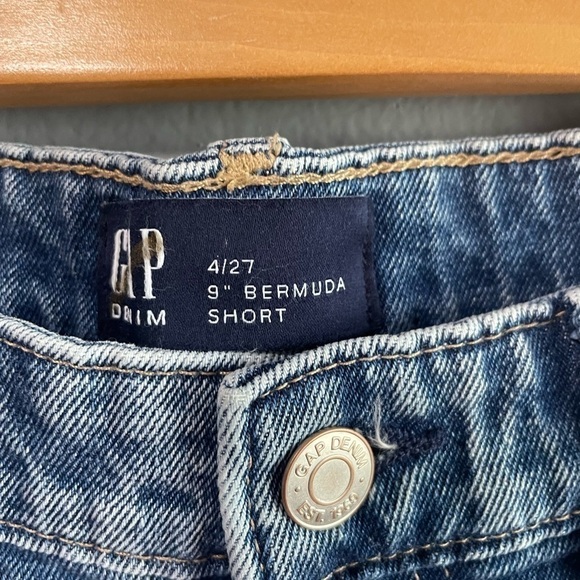 NWT Gap stretch bermuda distressed cutoff denim shorts. Size 4/27 - Picture 3 of 9